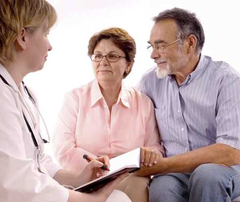 Ein älteres Paar informiert sich bei einer Ärztin über eine Lebendspende zur Transplantation