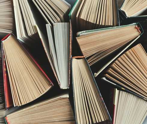 Auf diesem Bild sind viele verschiedene Bücher von oben zu sehen