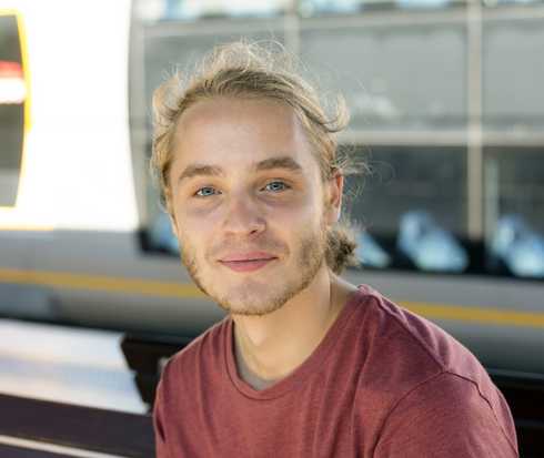 Patient Rico lächelt in die Kamera