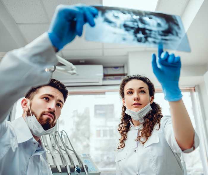 Zwei Ärzte untersuchen ein Röntgenbild