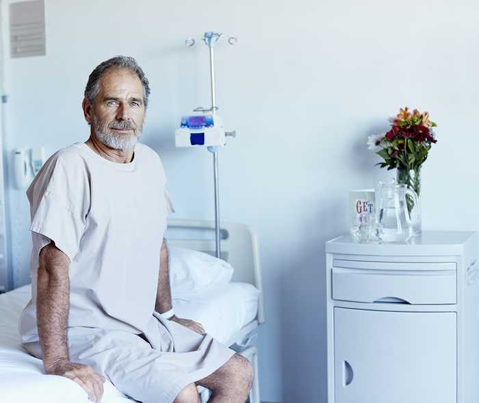 Patient sitzt in auf dem Krankenhausbett