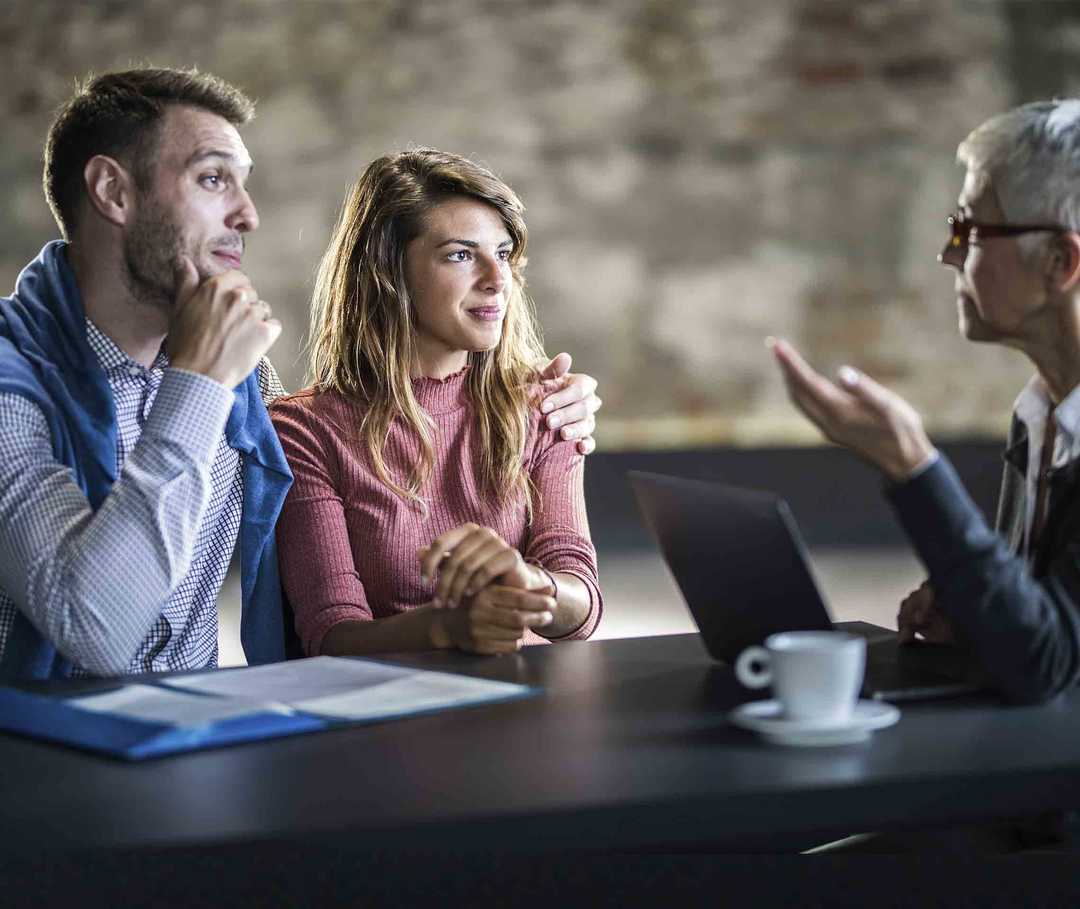 Transplantation verstehen: Ein Paar lässt sich über rechtliche Dinge einer Transplantation aufklären