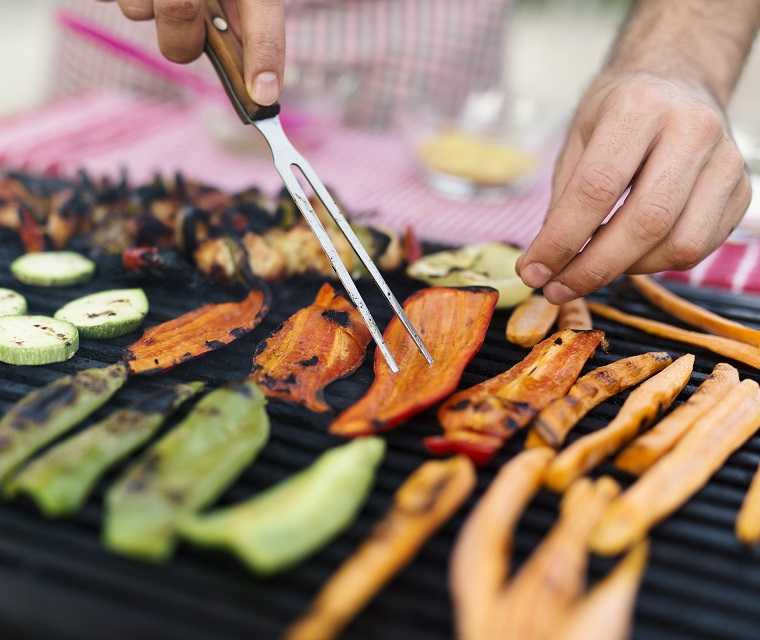 Das Bild zeigt gegartes Gemüse auf einem Grill