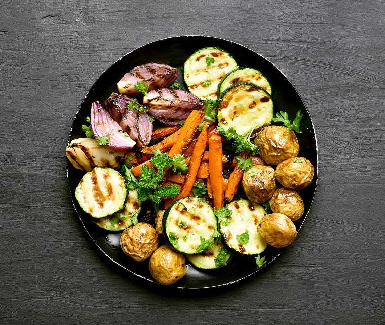 Eine Pfanne mit gebratenem Gemüse: Nach der Transplantation sollte Patienten auf die Zubereitung ihrer Speisen achten