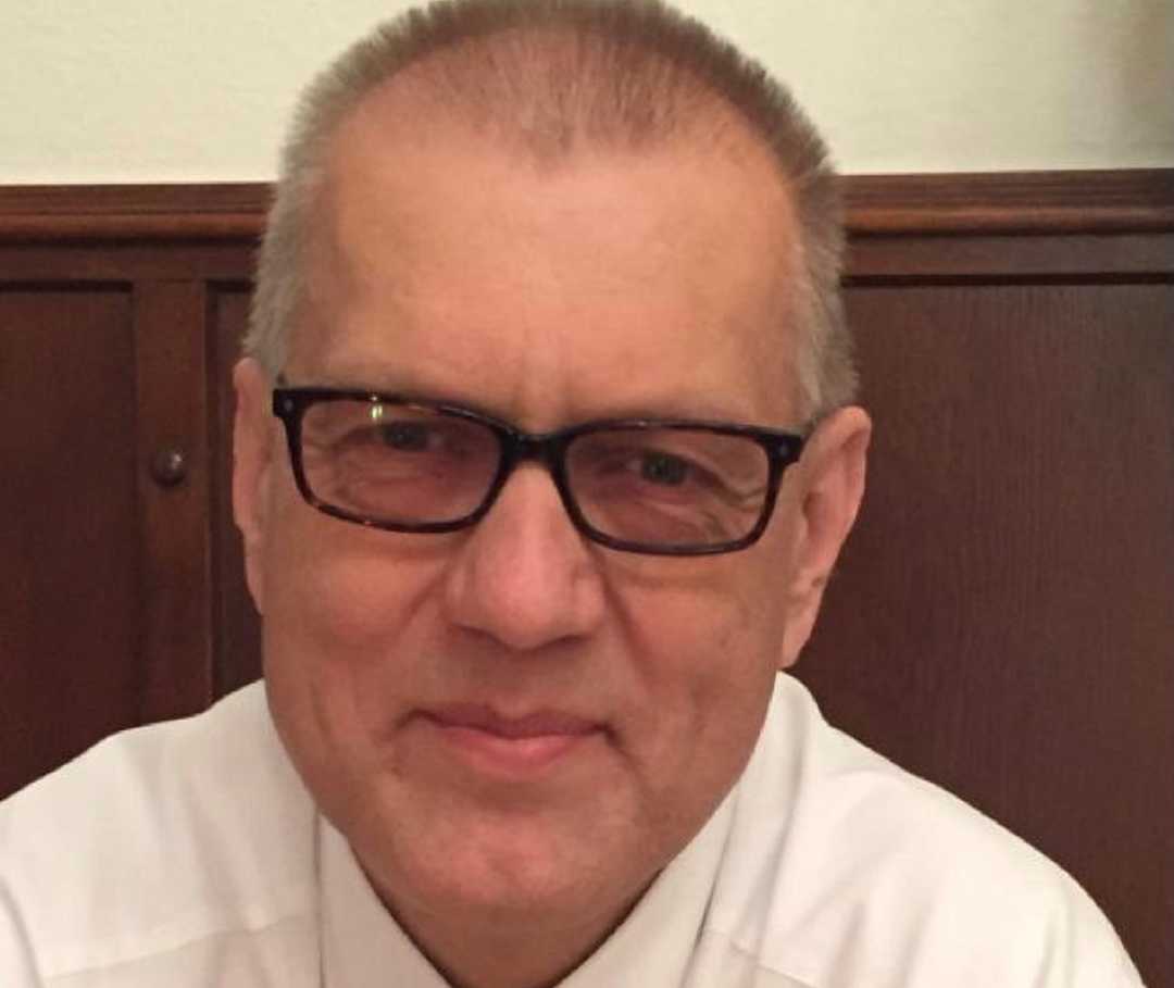 Patient Ralf lächelt in die Kamera