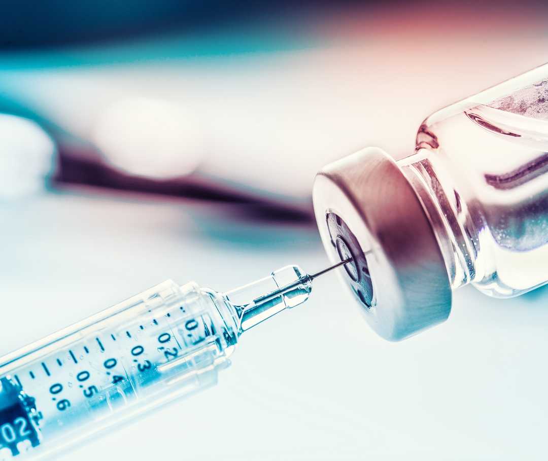 Eine Spritze wird aufgezogen